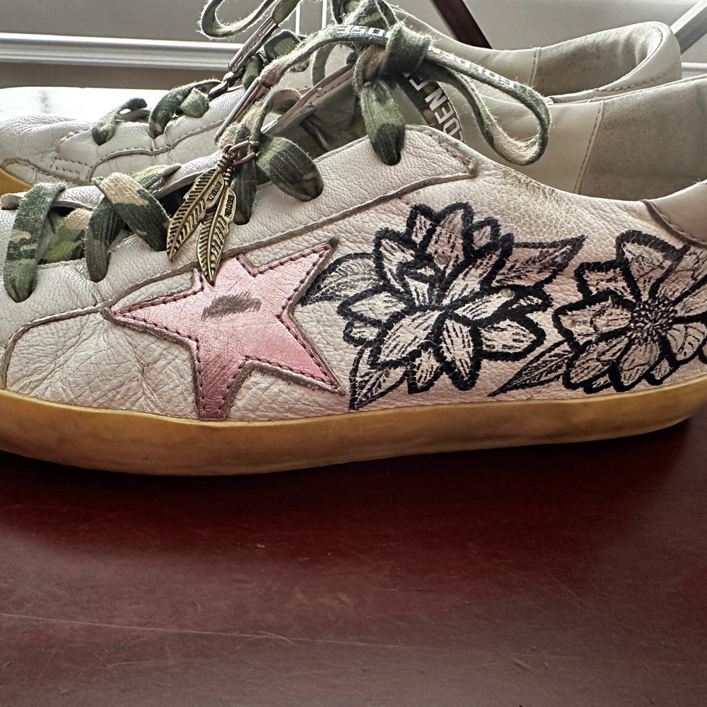 Golden Goose women’s size 39. Excellent used condition. Made in Italy.